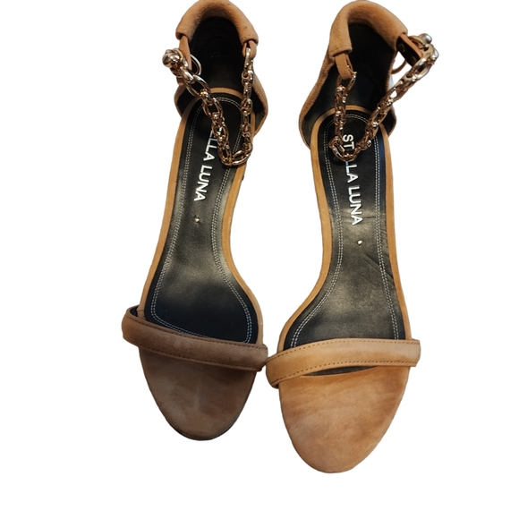 NEW Stella Luna Tan Suede Ankle Chain Turnlock Heeled Sandal - Picture 6 of 11